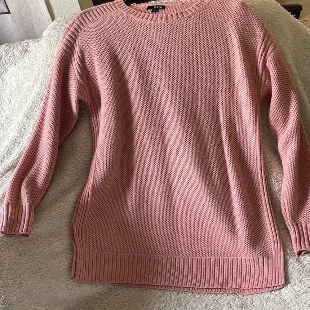 Comfy oversized sweater, flattering for curvy bodies.